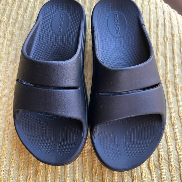 OOFOS OOahh Slides - Recovery Comfort Sandals - Unisex, Women’s 8 / Men’s 6 - Picture 2 of 6